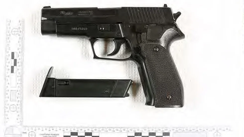 Den 73-årige mannen riktade denna vapenattrapp mot polismannen. Attrappen visade sig senare vara en soft air-gun. Bilden är hämtad ur förundersökningen. 