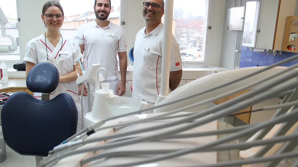 Nu kan man börja beta av köerna hos Folktandvården i Hultsfred. Klinikchef Rahan Pakravan, th, har rekryterat tre nya tandläkare, bland annat Lovisa Hansson och Adrian Borhani.