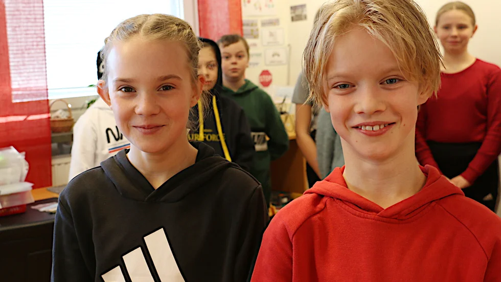 Elsa Nilsson och Isak Wall kände igen kungen på beskrivningen. Men de var inte riktigt säkra. I stället var det Rinkabyholmskolan som knep den poängen och vann.