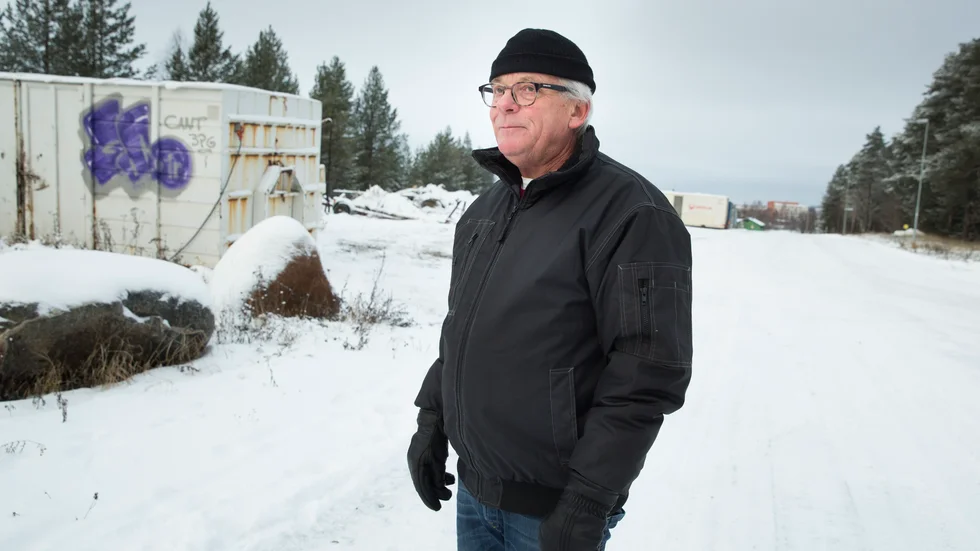 TorBjörn Nilsson oroas över livsmiljön i sitt bostadsområde. I bakgrunden skymtar träd som nu kan komma att avverkas. 