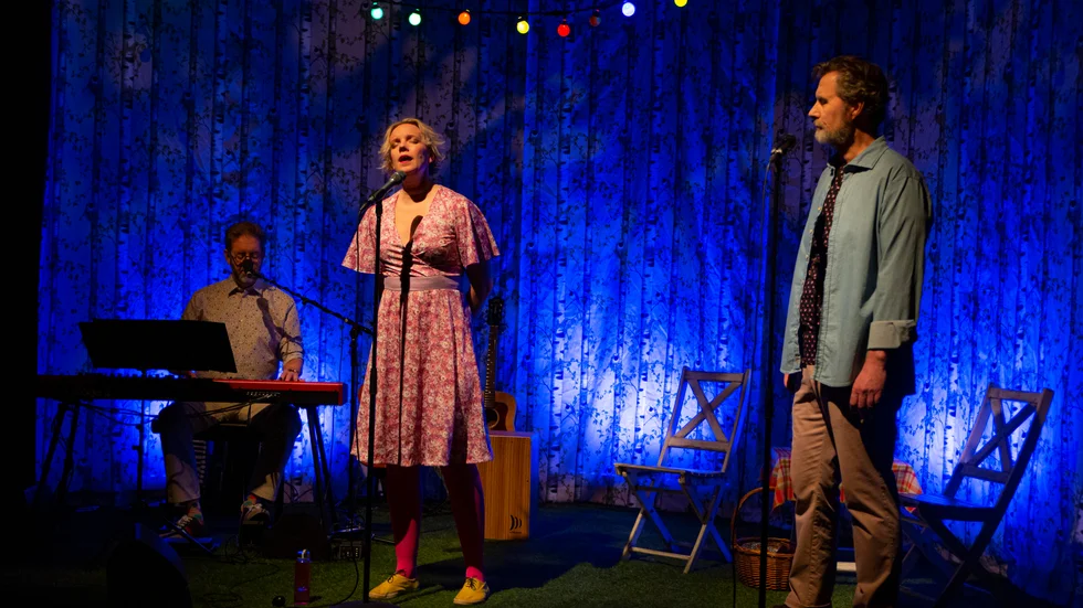 Det var ett lyckokast att para ihop Karin Paulin och Roger Storm som bägge har ett sätt att sjunga som får en att tro, nej faktiskt vara helt säker på, att de menar vartenda ord, menar Kurirens recensent Andreas Hoffsten.