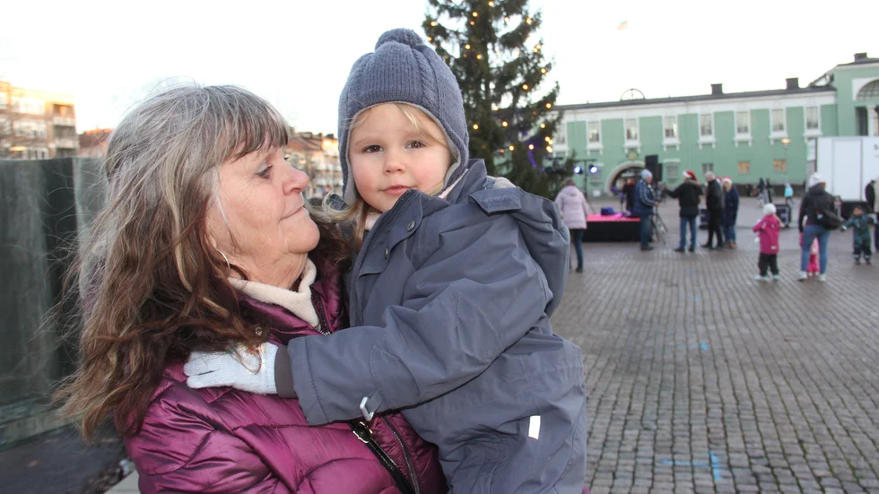 Dordie Fredriksson från Uppsala med barnbarnet Lydia Grabe 4 år såg fram emot plundringen.