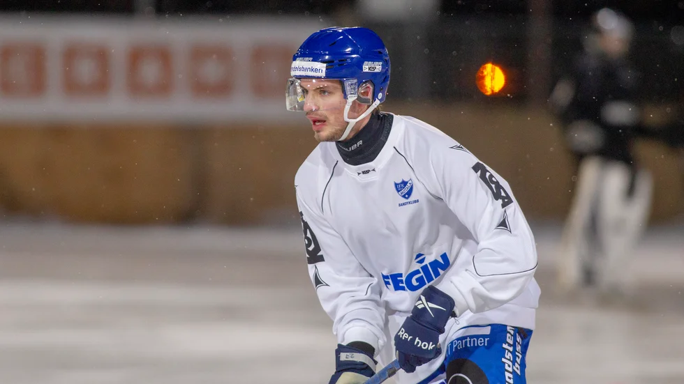 William Lövstedt träffades olyckligt i ansiktet av en skridskoskena och fick föras till sjukhus under IFK:s träning på fredagen.