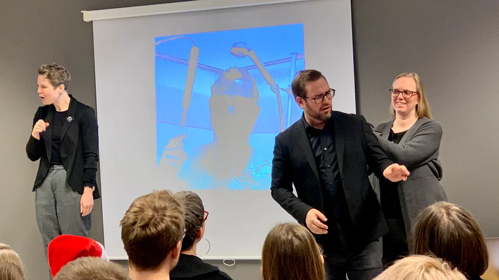 Dövblinde Torbjörn Svensson föreläste med hjälp av en dövblind tolk som stod bakom honom och för de hörselskadade fanns en annan tolk som återgav föreläsningen. Snart kan man följa hans äventyr på tandemcykel genom Sverige på tv.