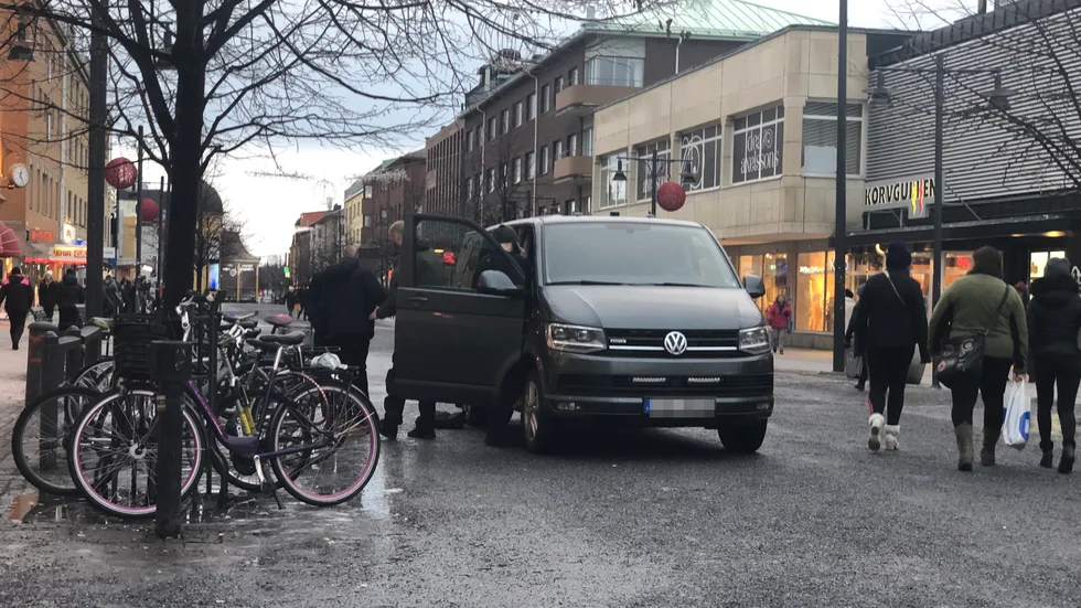 Polisen gjorde en insats på Storgatan i Luleå vid lunchtid. Enligt vittnesuppgifter kontrollerade personer på plats.