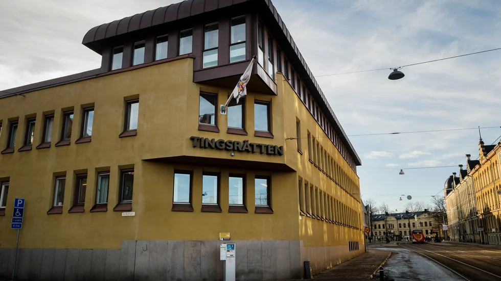 Mamman till den treåriga flicka som hittades död i en bostad i Norrköping i slutet av januari omhäktades under fredagen.