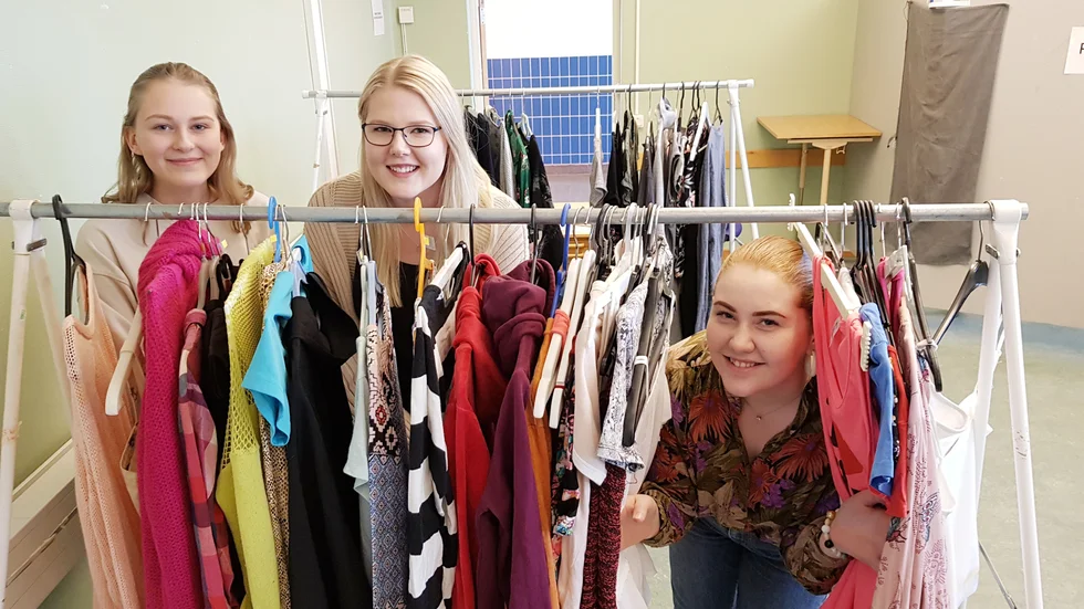 Alvina Tolvgård, Elin Öberg och Amanda Lindberg kläckte idén om en klädbytardag på Strömbackaskolan.