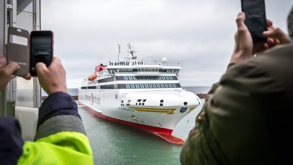 På bilden anlöper M/S Visborg Visby hamn för första gången. Snart är det dags för nya M/S Thjelvar att komma hem, och då blir det omedelbart dop med nytt namn för färjan.