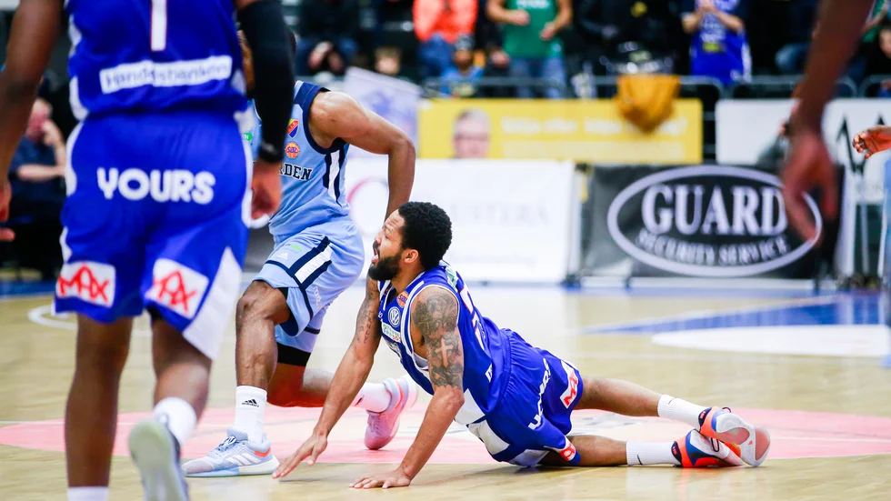 Det blev en jobbig fredag för Brandon Rozzell och BC Luleå när man storförlorade mot Köping borta.