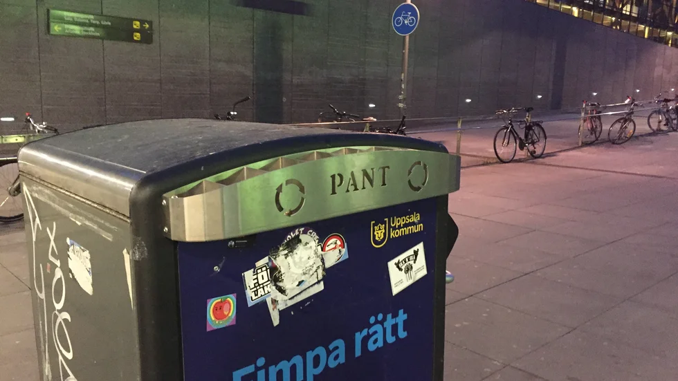 Tio panthyllor har monterats upp på sopkärl i centrala Uppsala. Kommunen ska efter nyårshelgen utvärdera hur panthyllorna har fungerat.