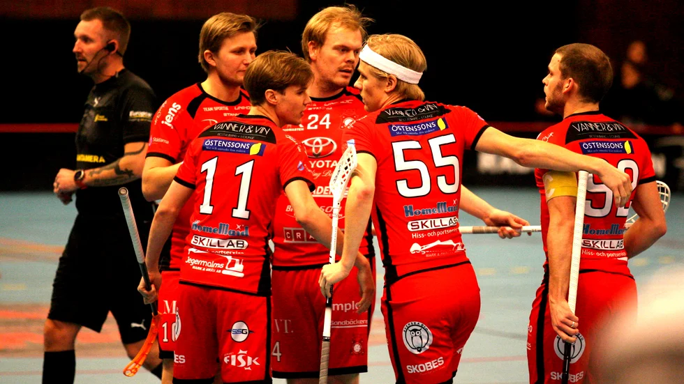 Marcus Sjöholm, i mitten på bilden, har varit en del av rockaderna som tränaren Emil Stille gjort i omflyttningar i laget. Han ska utnyttja sin fysik mer som forward.