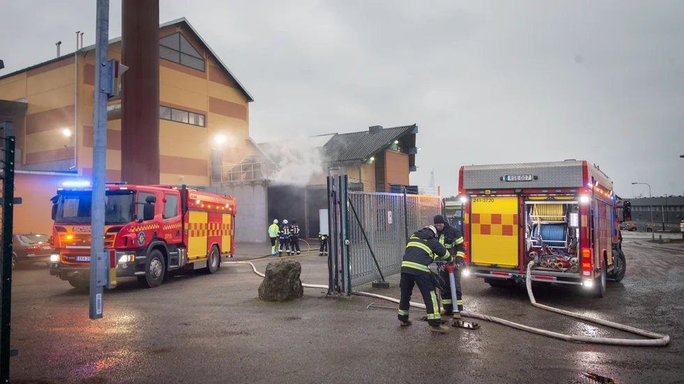 Räddningstjänsten har börjat koppla på vattnet för att släcka den misstänkta branden. 