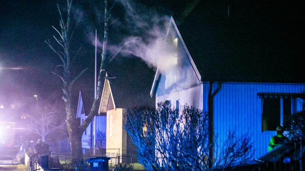 Rök vällde ut från huset och en stickande lukt låg över området.
