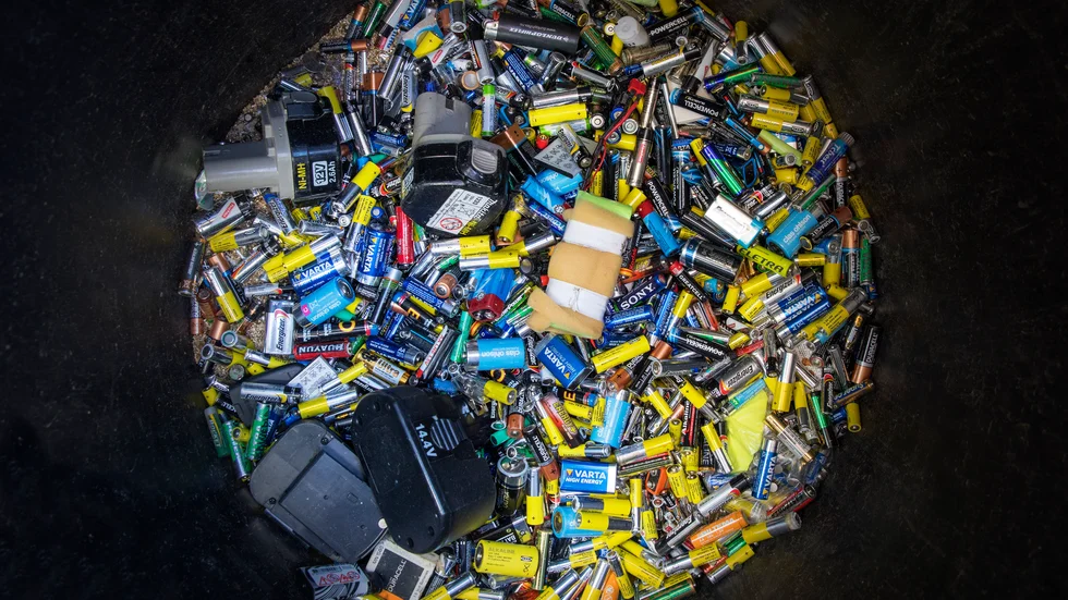 Giftig massa som kommer från batteriåtervinning har enligt Expressen olovligen slängts på en återvinningsanläggning i Eskilstuna.