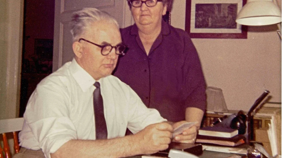 John Lindborg tillsammans med hustrun Mia i bostaden i Mora.