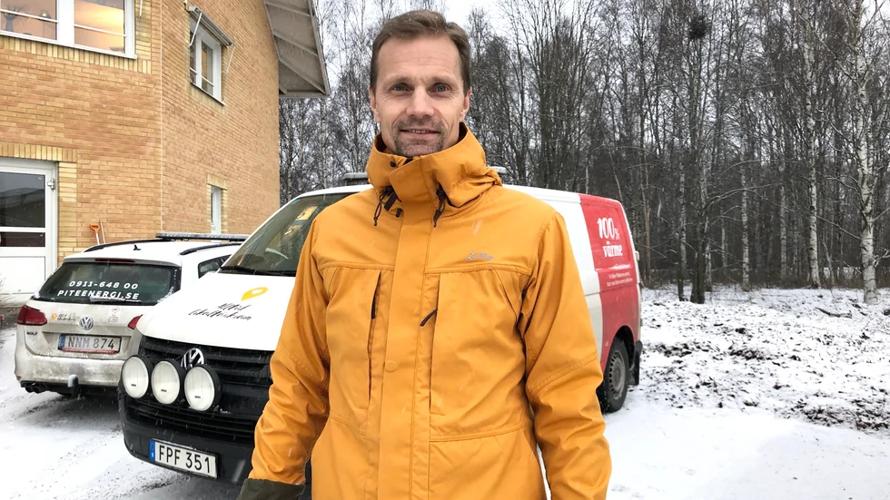 Daniel Fåhraeus, vd på Pite energi visar var den nya utbyggnaden ska byggas.