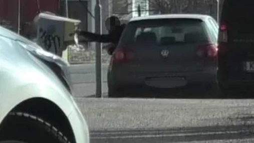 Bild från polisens spaningar i våras när en av de åtalade postar brev med narkotika. 