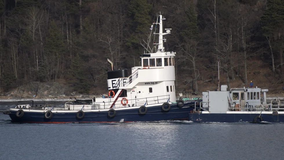 En bogserbåt ska dra loss det fartyg som under helgen gick på grund i Skutskärs hamn. Bogserbåten på bilden har inget med texten att göra.