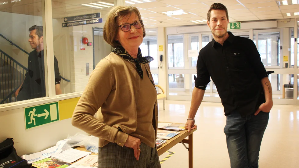 Florence Svensson och Christoffer Cederstrand har båda diabetes typ 1. De sprider kunskap på Världsdiabetesdagen. "Det är en allvarlig sjukdom, varje dag dör fem personer i Sverige till följd av diabetes".