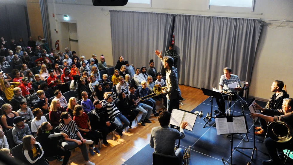 Fjärdeklassarna i publiken lyssnade uppmärksamt och ställde frågor till de gästande musikerna.