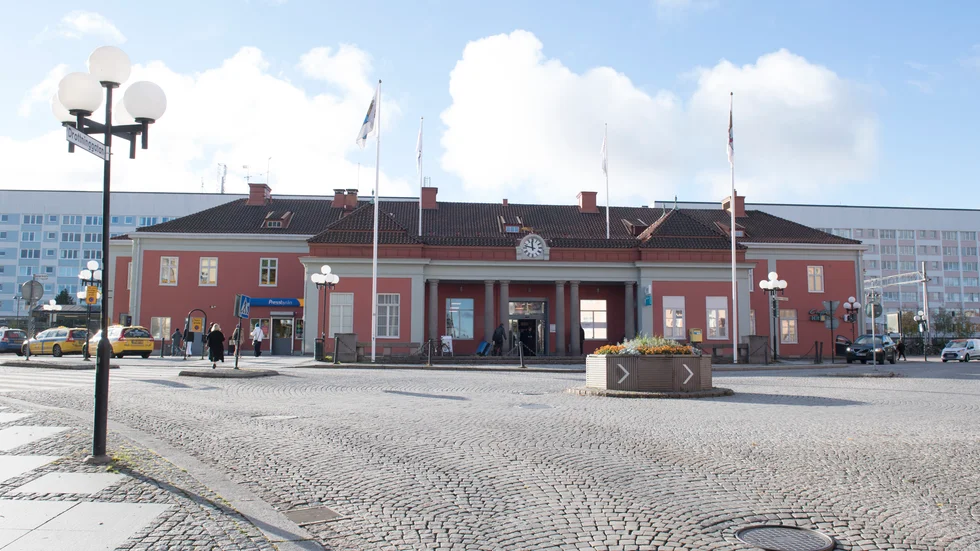 Under en lång tid har fokus legat på att enbart ha stora stationer öppna och tanken är att bilen ska användas för att ta sig dit, skriver Martina Johansson (C).