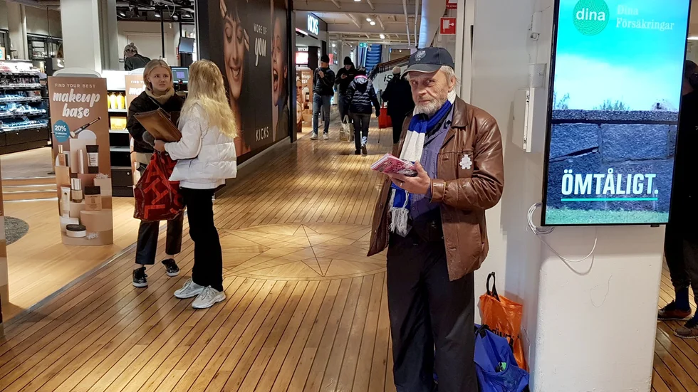 I snart 27 år har Ronald Lyckhagen sålt bingolotter utanför, eller inne i, Shopping i Luleå. Försäljningen har kommit IFK Luleås ungdomslag till godo.  "Det känns bra i själen", säger Ronald Lyckhagen.