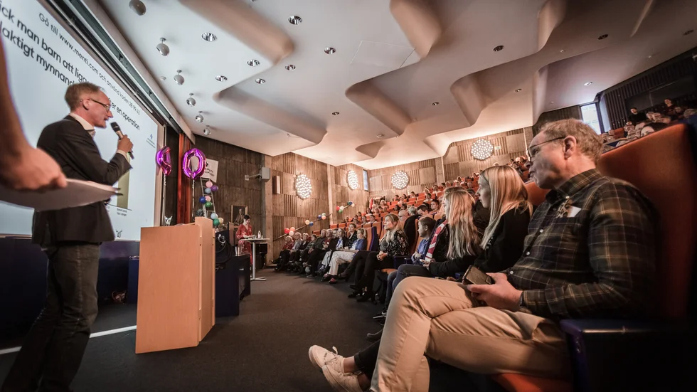 Redo för slutspelet i TV-pucken. Kajsa Karlsson från Vimmerby har tagit plats i Smålandslaget, trots att hon är två år yngre än flera av de andra. 