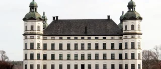 Takpanna föll från slott och skadade bil