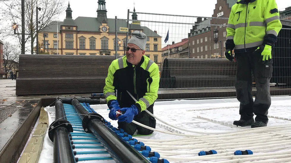  Bengt Hellberg och Peter Engholm har monterat isbanan på Fristadstorget sedan starten och far vidare till bland annat Skansen i Stockholm.