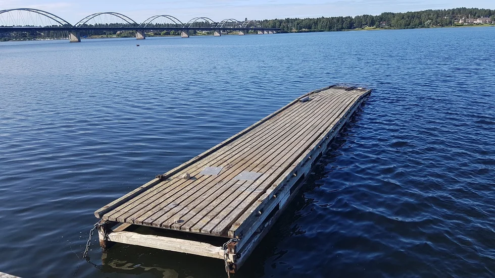 Den flytbrygga som varit ankrad utanför piren nedanför residenset i Luleå är nu borta. Efter Norrbottens Medias artikel om tvisten kring ägandet hörde en person av sig och tog bryggan, kommunen undkom därför kostnaderna för att frakta undan bryggan.