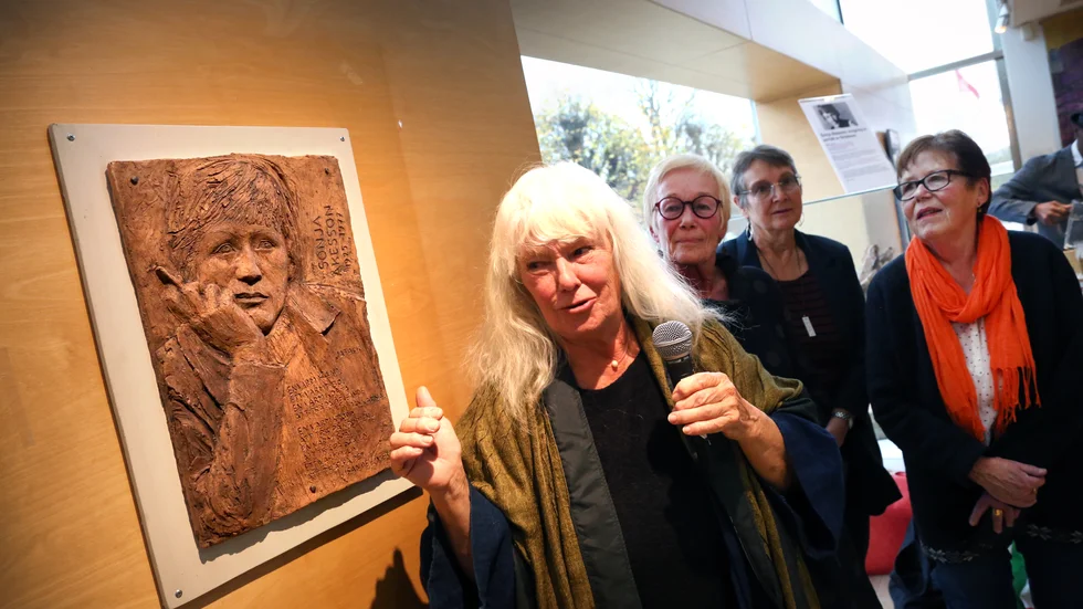 Konstnären Helena Andreeff-Laurin, Gunilla Forsén, Gunilla Boethius och Sonja Åkessons dotter Ann-Christine Vestberg vid porträttet som avtäcktes i går.