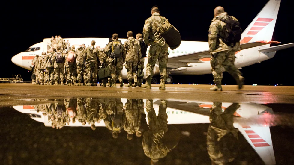 När Västerås flygplats tas ur bruk försvinner möjligheten att använda den för många ändamål. Här ses svenska trupper borda ett plan till Afghanistan på Västerås flygplats 2009.