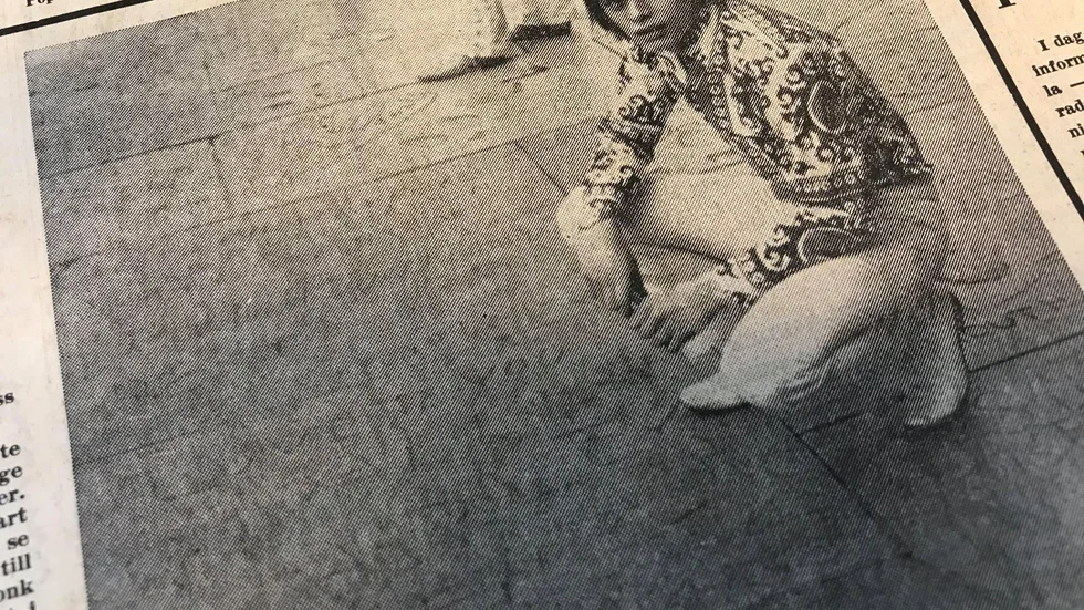 Kuriren för 50 år sedan: Cementen var torr så det blev inga avtryck efter Conny Söderlund när han klev omkring på berömdheternas hand- och fotavtryck vid China Theater i Hollywood.
