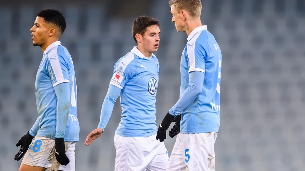 Laorent Shabani tillsammans med Romain Gall och Sören Rieks i samband med en träningsmatch för Malmö. 