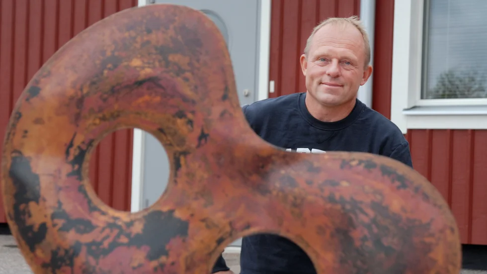 Patrik Sandell skapar konstverk i mässing när tiden gör det möjligt. Vardagarna tillbringar han mestadels på hustak ett antal våningar upp i höjden.