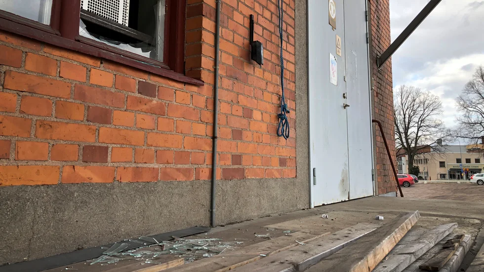 En krossad ruta och glassplitter finns kvar efter inbrottet på Magasinsgatan.