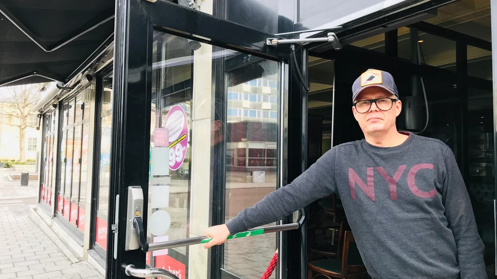 Mats Andersson, ägare till Pitcher´s som utsattes för ett grovt rån natten mellan söndagen och måndagen berättar att den maskerade och beväpnade rånaren väntade i källaren. Sannolikt med två vapen.