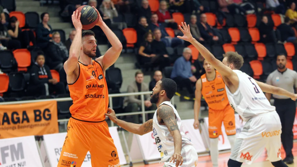 Norrköping-Luleå i basketpremiär.