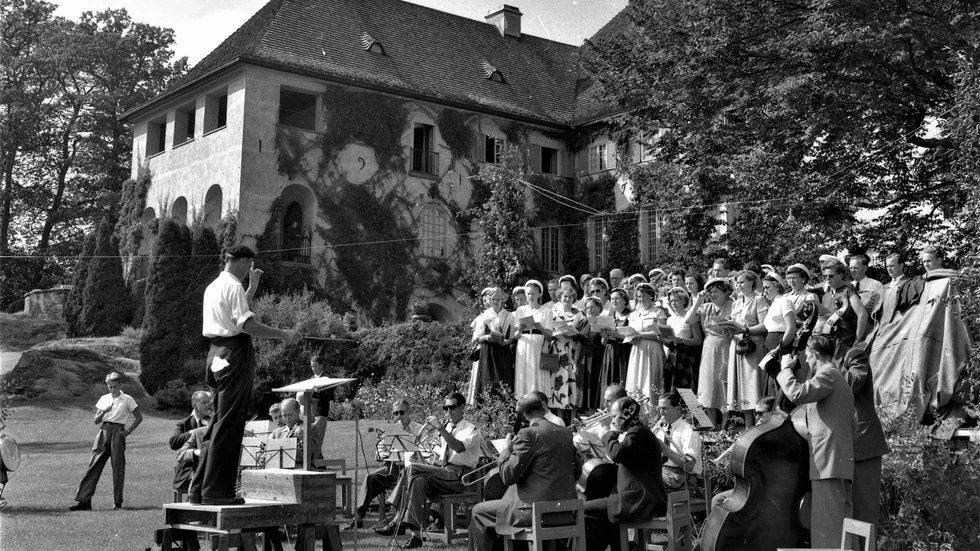 1 september 1953 och det är utomhuskonsert i Adelsnäs trädgård i Åtvidaberg.