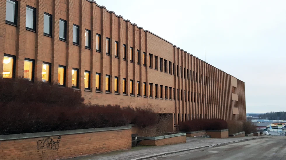En sten har kastats genom en glasruta på i en dörr stadshuset på långsidan mot Kyrkogårsdsgatan.