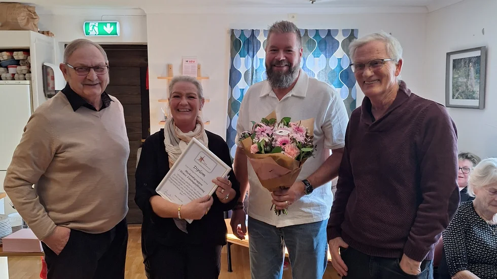Tina HallqvistEnström, Dan Enström och Ulf Pettersson får Fint i Hemse-blommor av Sven Almgren.