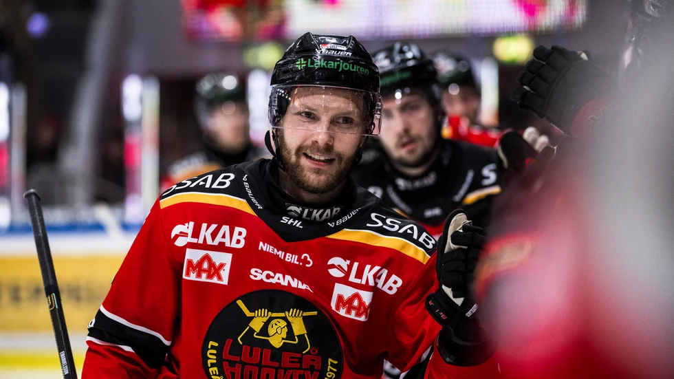 Einar Emanuelsson firade sin 500:e match med att bli målskytt när Luleå Hockey vann mot Frölunda med 5-1 i den femte semifinalen.