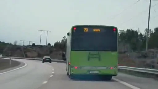 En av bussarna sågs köra på E4.