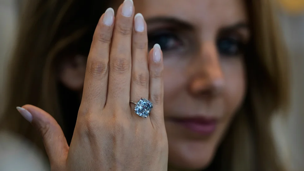 Katia Nounou Boueiz, chef för auktionsbyrån Sotheby's i Förenade arabemiraten, visar upp den blå diamanten i Abu Dhabi.