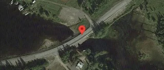 En stillastående lastbil ger stopp i ett körfält på E45