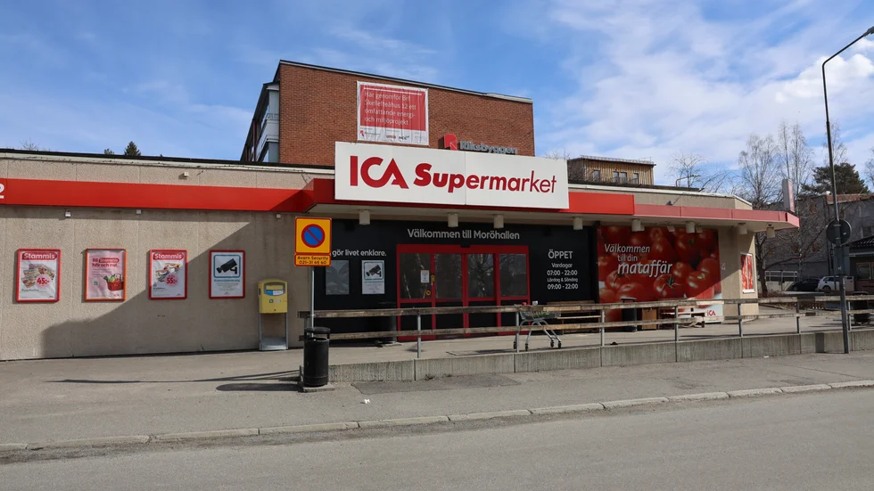 ICA Supermarket Morön i Skellefteå har råkat ut för att ungdomar kastar matvaror i andras kundvagnar.
