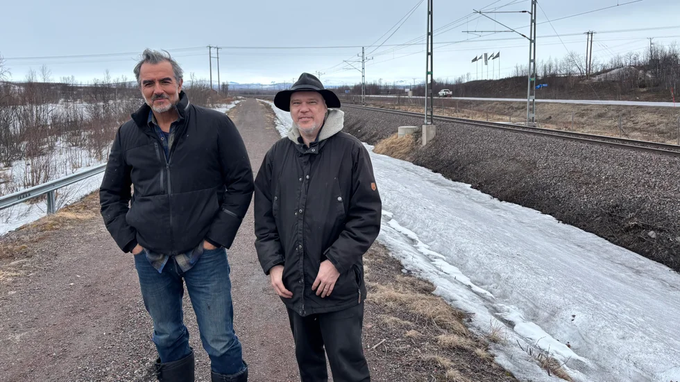 Längs järnvägen. Författarduon Rafael Edholm och Björn Olofsson.