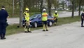 Bil har kört in i träd i Motala
