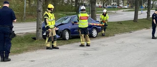 Bil har kört in i träd i Motala