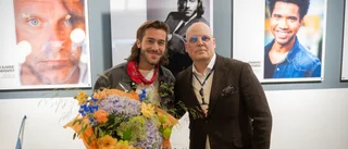 Nu ska popstjärnan möta resenärerna på Arlanda